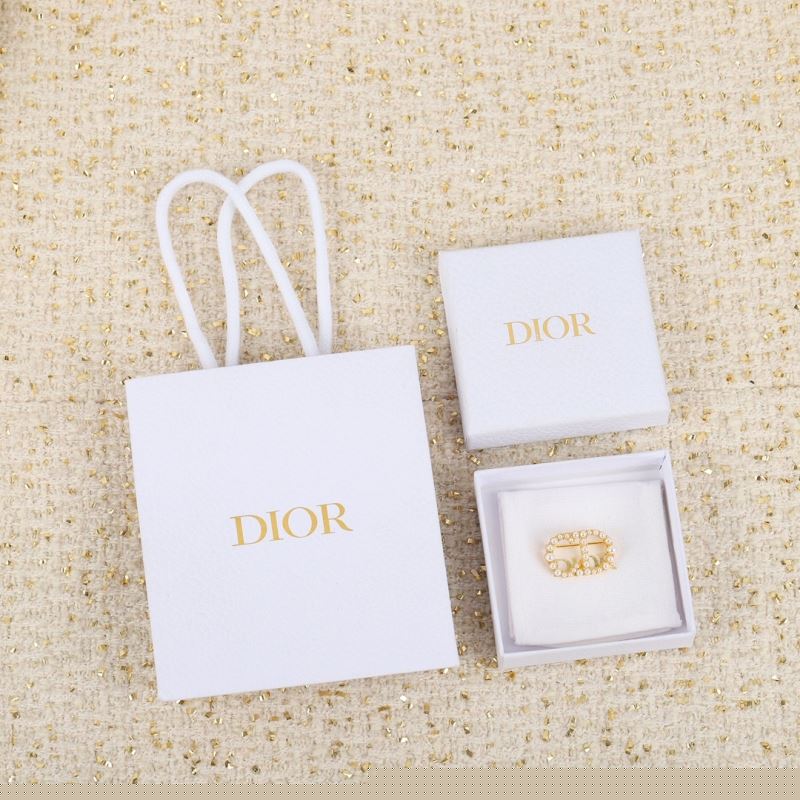 ch**an D*or brooches